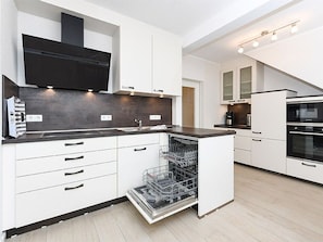 Kühlschrank, Mikrowelle, Ofen, Geschirrspüler