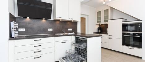 Kjøleskap, mikrobølgeovn, ovn og oppvaskmaskin