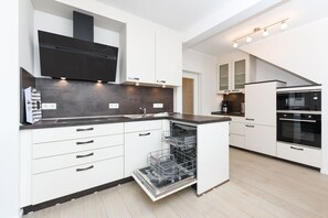 Kjøleskap, mikrobølgeovn, ovn og oppvaskmaskin