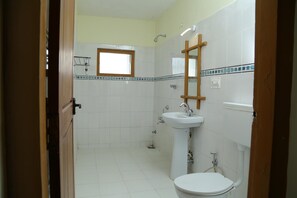 Shower, towels - Hillon Resorts (Devikolam)