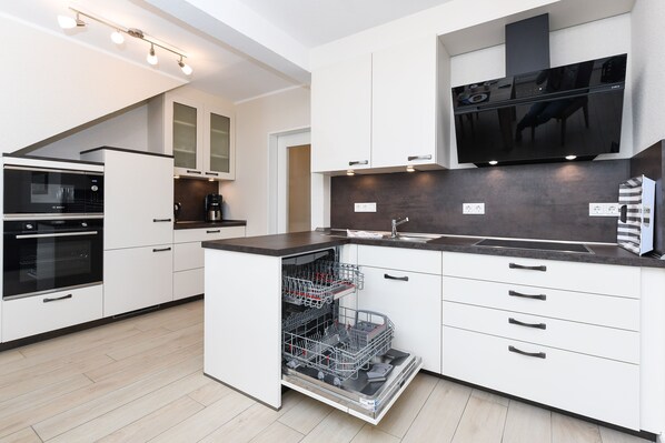 Køleskab, mikrobølgeovn, opvaskemaskine, højstol