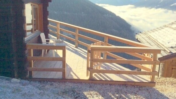 A wooden cabin with a balcony overlooking a mountainous landscape. - Outside : 2-storey flat in a typical chalet in Chandolin, for 5 persons, beautiful terrace with nice (Chandolin)