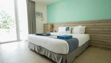 Kamar, 2 Tempat Tidur Double, akses ke kolam renang, di pinggir kolam renang | Seprai premium, brankas, meja kerja, dan tirai kedap cahaya