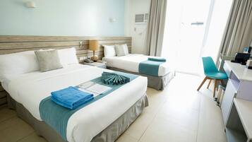 Ropa de cama de alta calidad y caja de seguridad en la habitación