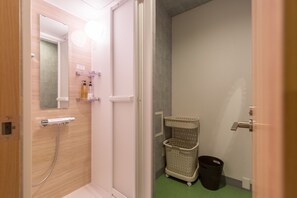 Hair dryer, slippers, electronic bidet, towels - The Aquarius Inn - Hostel (Fukuoka)