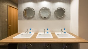 A bathroom with three sinks, each with a mirror above. - The Aquarius Inn - Hostel (Fukuoka)