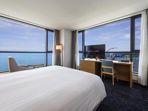 Ropa de cama de alta calidad y caja de seguridad en la habitación