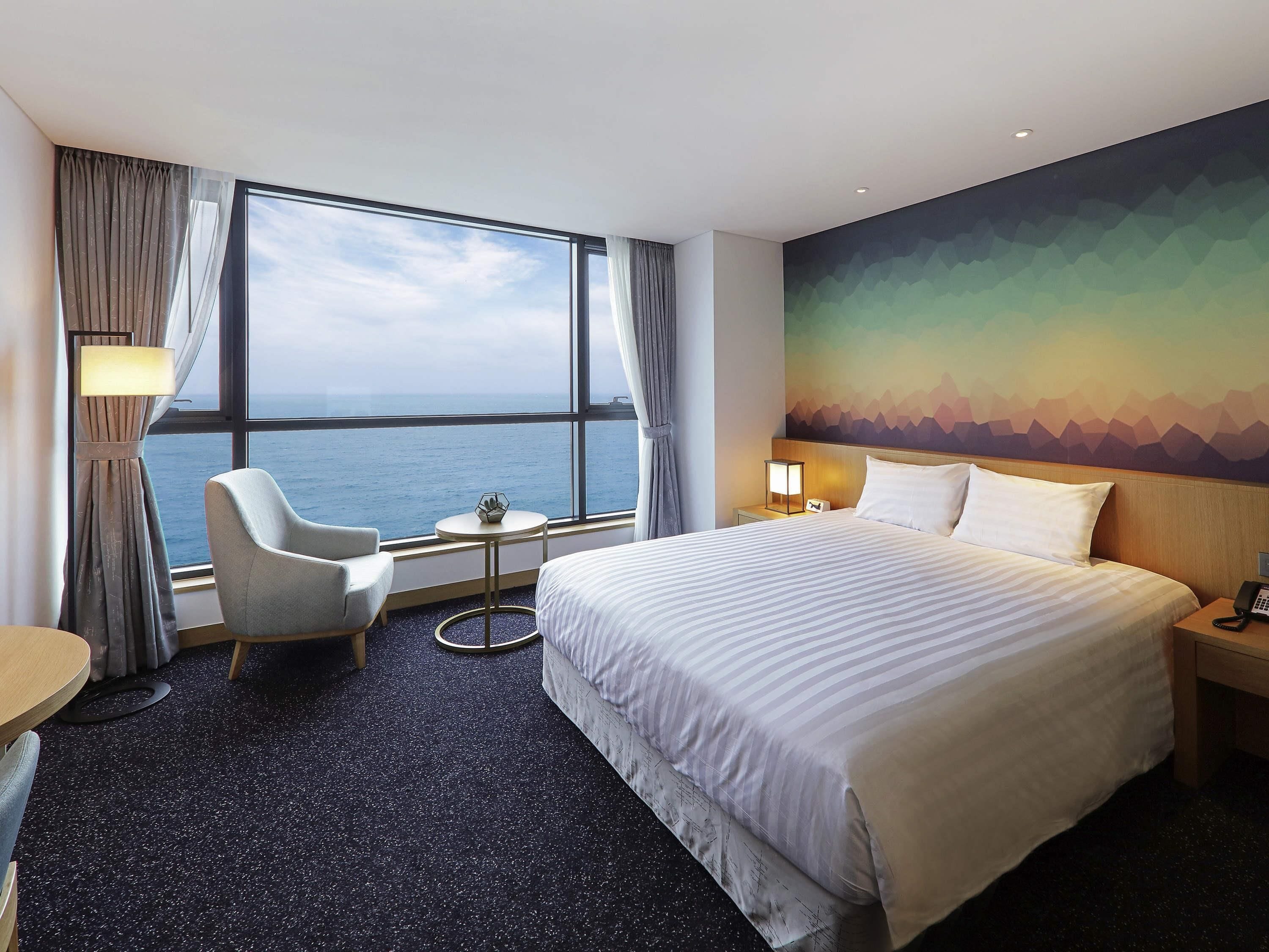 Privilege, Room, 1 King Bed | Premium bedding, in-room safe, desk, laptop workspace