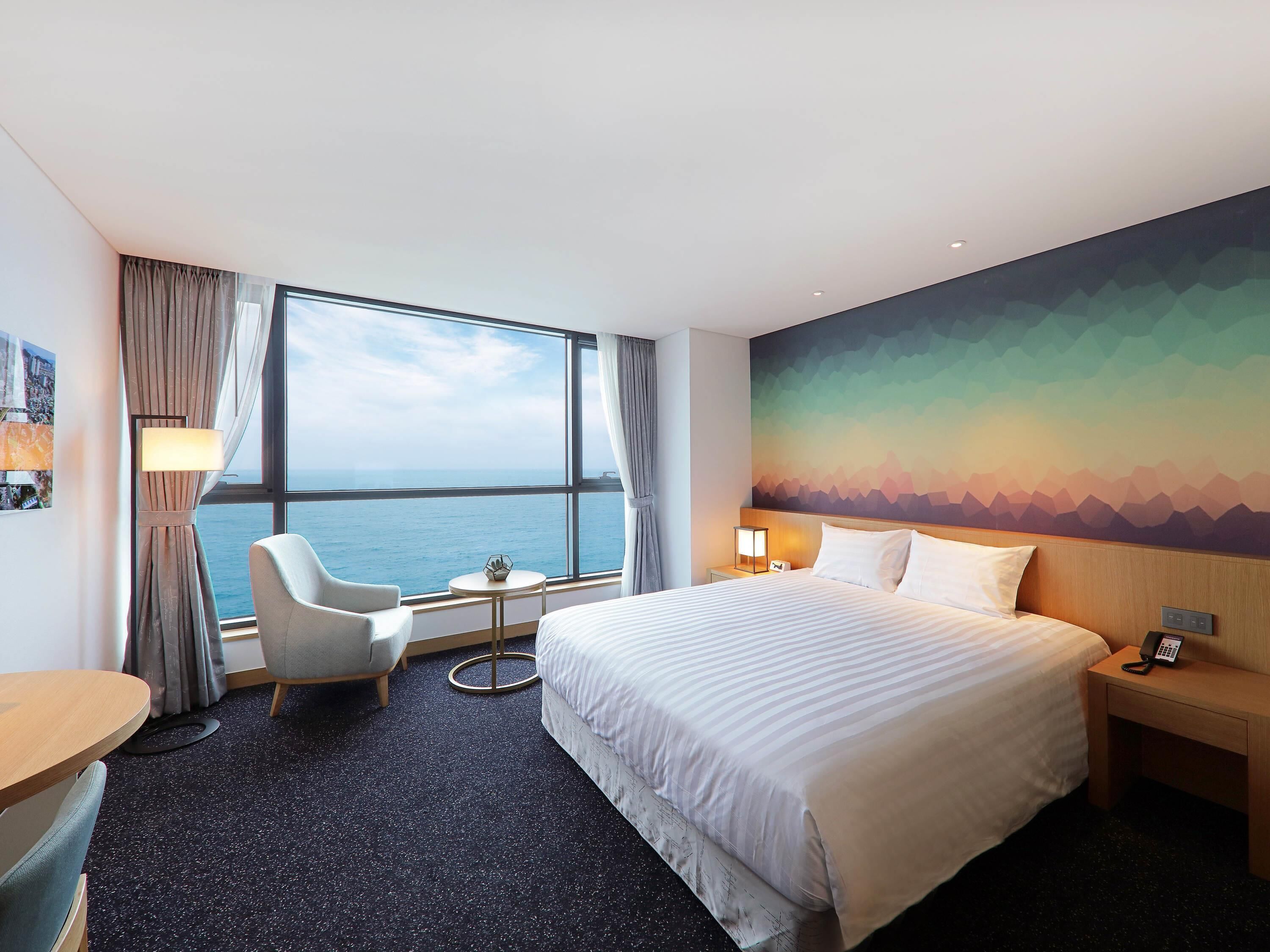 Privilege, Room, 1 King Bed | Premium bedding, in-room safe, desk, laptop workspace
