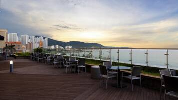 Frühstück und Abendessen, Blick auf den Strand