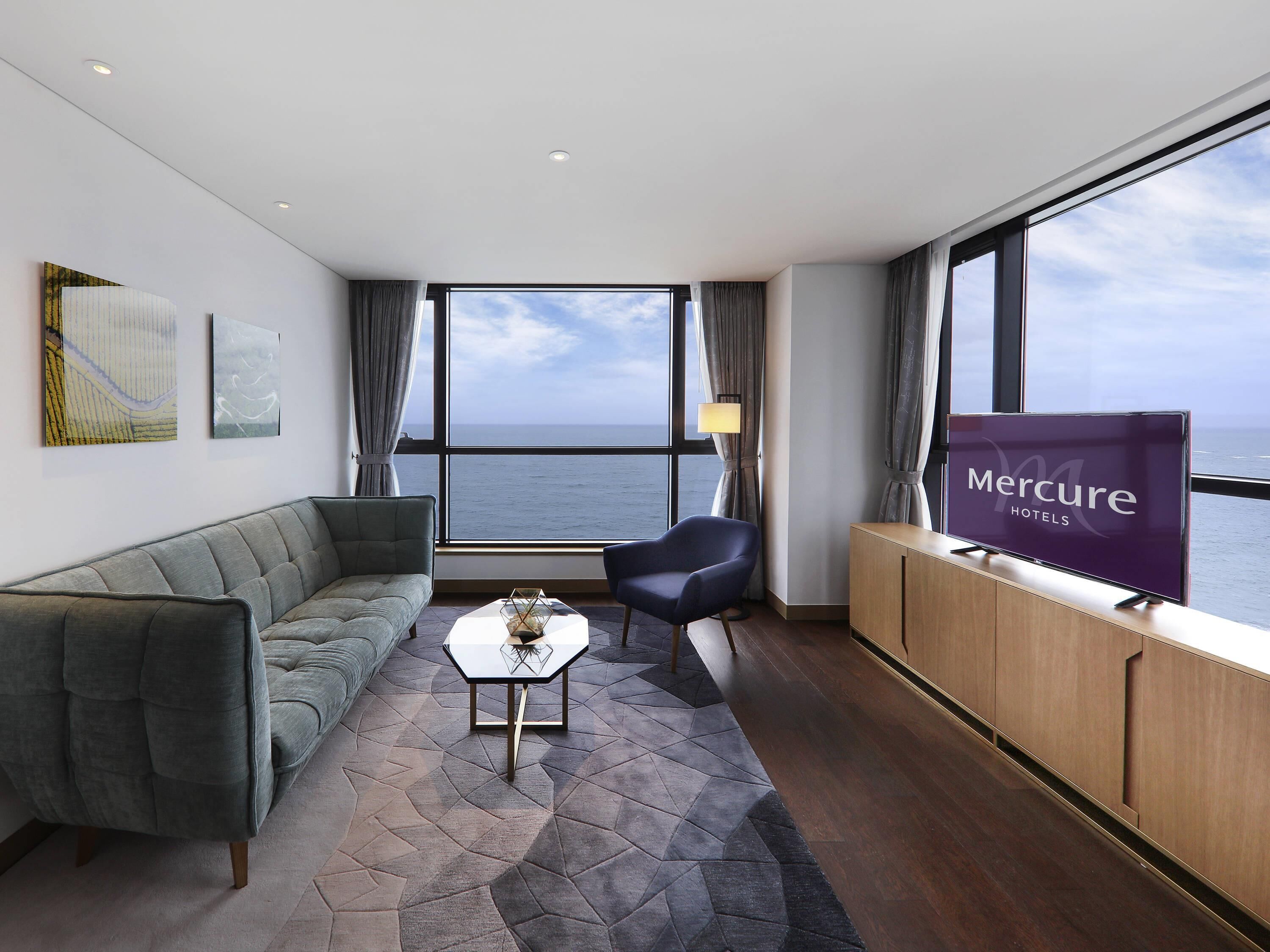 高档床上用品、客房内保险箱、办公桌、笔记本电脑工作区