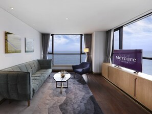 Premium bedding, in-room safe, desk, laptop workspace