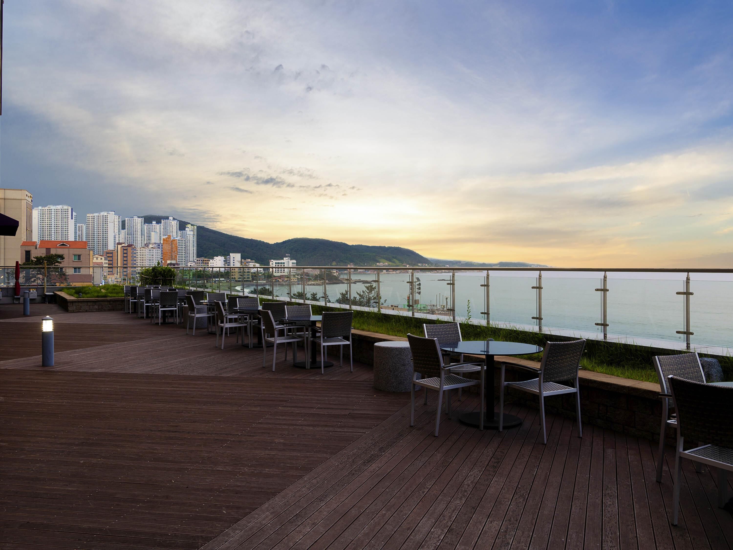 供应早餐和晚餐，海滩景观