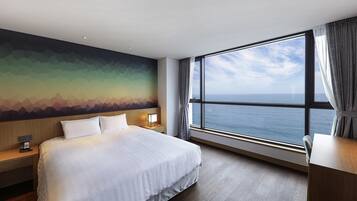 Privilege, Suite superior, 1 cama King size y sofá cama, vista al océano | Ropa de cama de alta calidad y caja de seguridad en la habitación