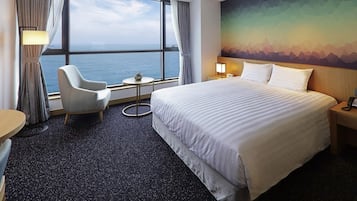 Premium bedding, in-room safe, desk, laptop workspace