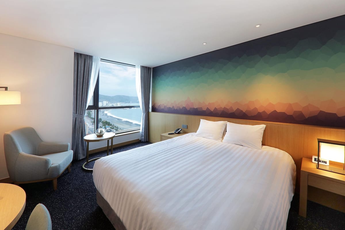 Ropa de cama de alta calidad y caja de seguridad en la habitación