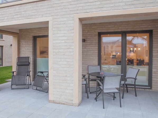 Unclassified image, 1 of 21, button