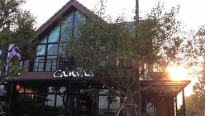 Un bâtiment moderne avec une façade en verre et une enseigne sur laquelle on peut lire « Canvass ».