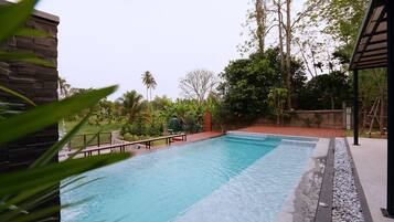 Piscine extérieure, chaises longues