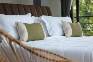 Deluxe Room with Lake View | Minibar, rideaux occultants, Wi-Fi gratuit, draps fournis