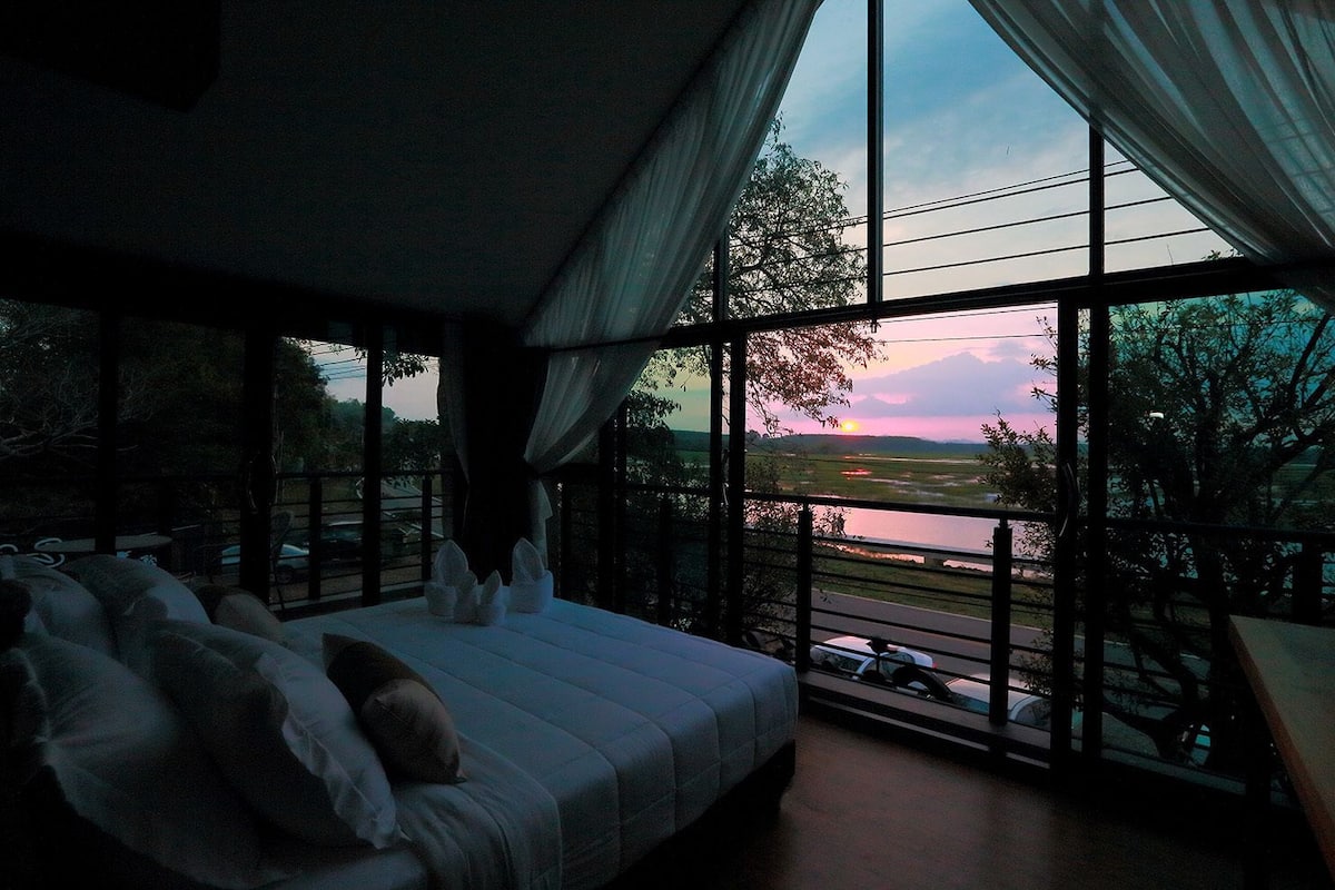 Deluxe Room with Lake View | Minibar, rideaux d’obscurcissement, accès au Wi-Fi (inclus)