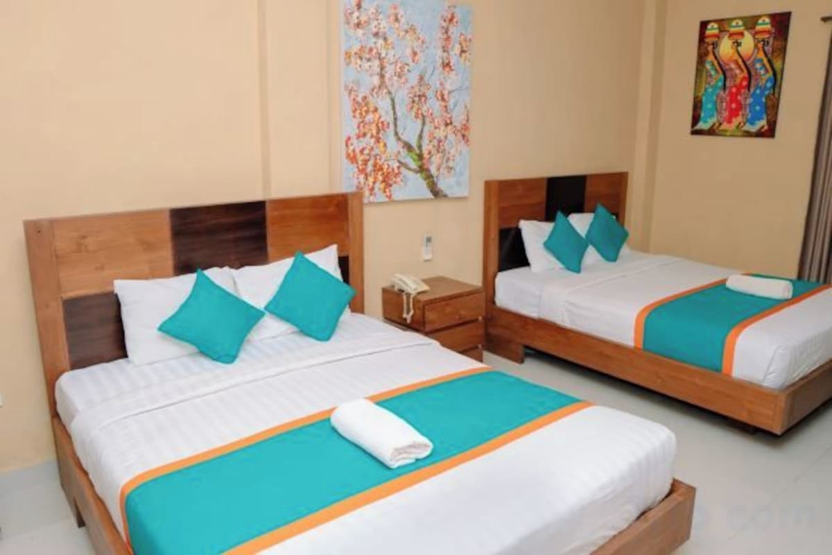 Escritorio, wifi gratis, ropa de cama