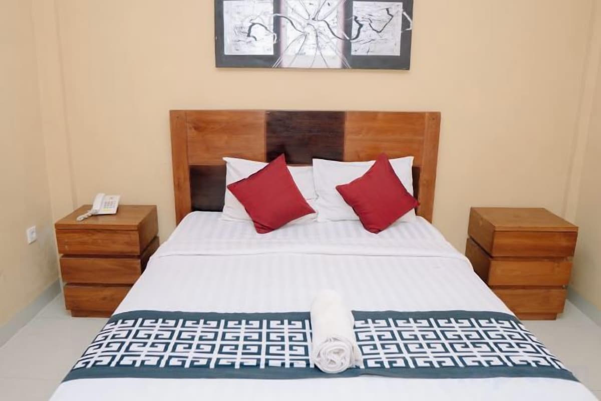 Escritorio, wifi gratis, ropa de cama