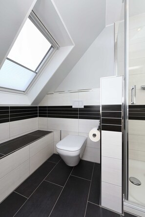 Shower, hair dryer, towels - Apartment top left - Haus Addenhausen (Neuharlingersiel)
