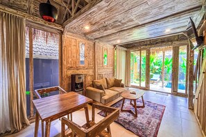Habitación estándar, 1 habitación, vista a la alberca | Área de sala de estar | Televisión LCD 