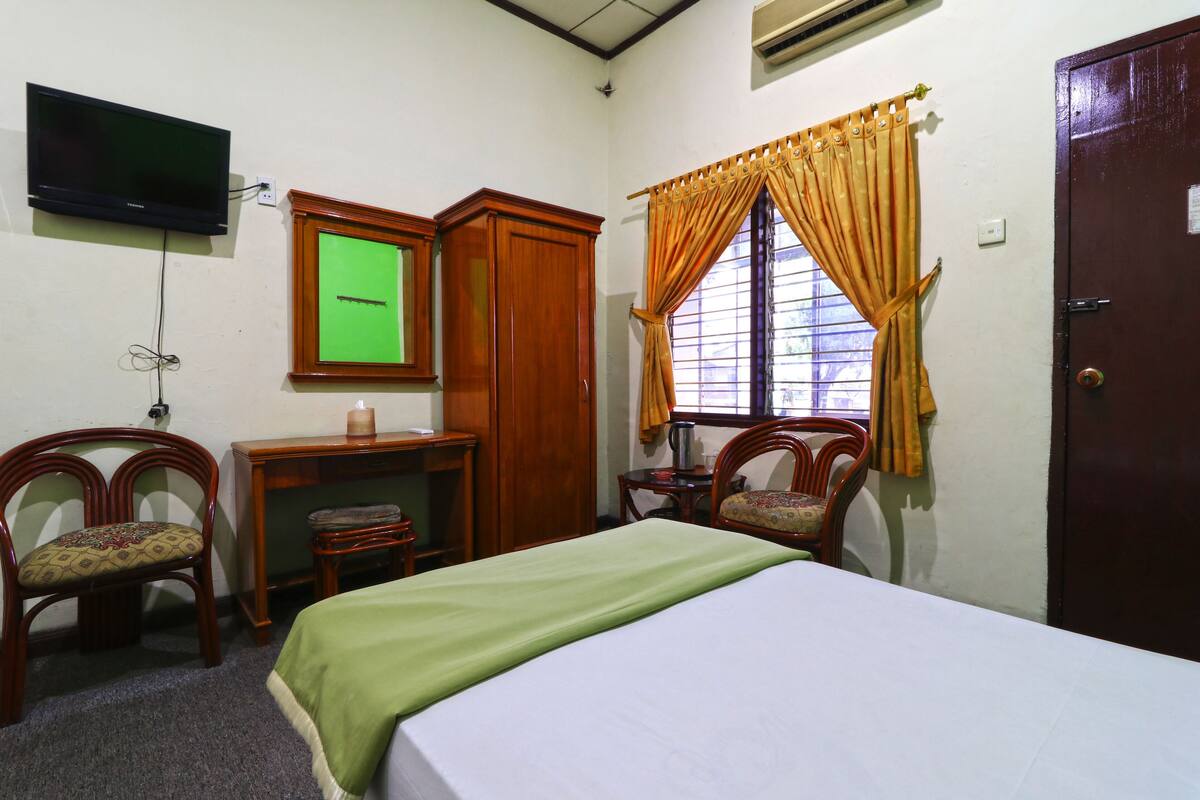 Desk, laptop workspace, free WiFi, bed sheets