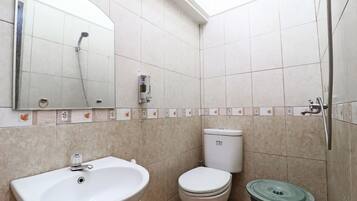 Kamar Standar | Kamar mandi | Shower, shower pijat air, perlengkapan mandi gratis, dan sabun