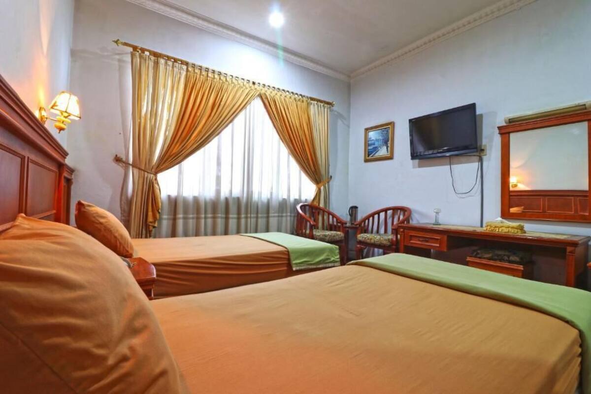 Desk, laptop workspace, free WiFi, bed sheets