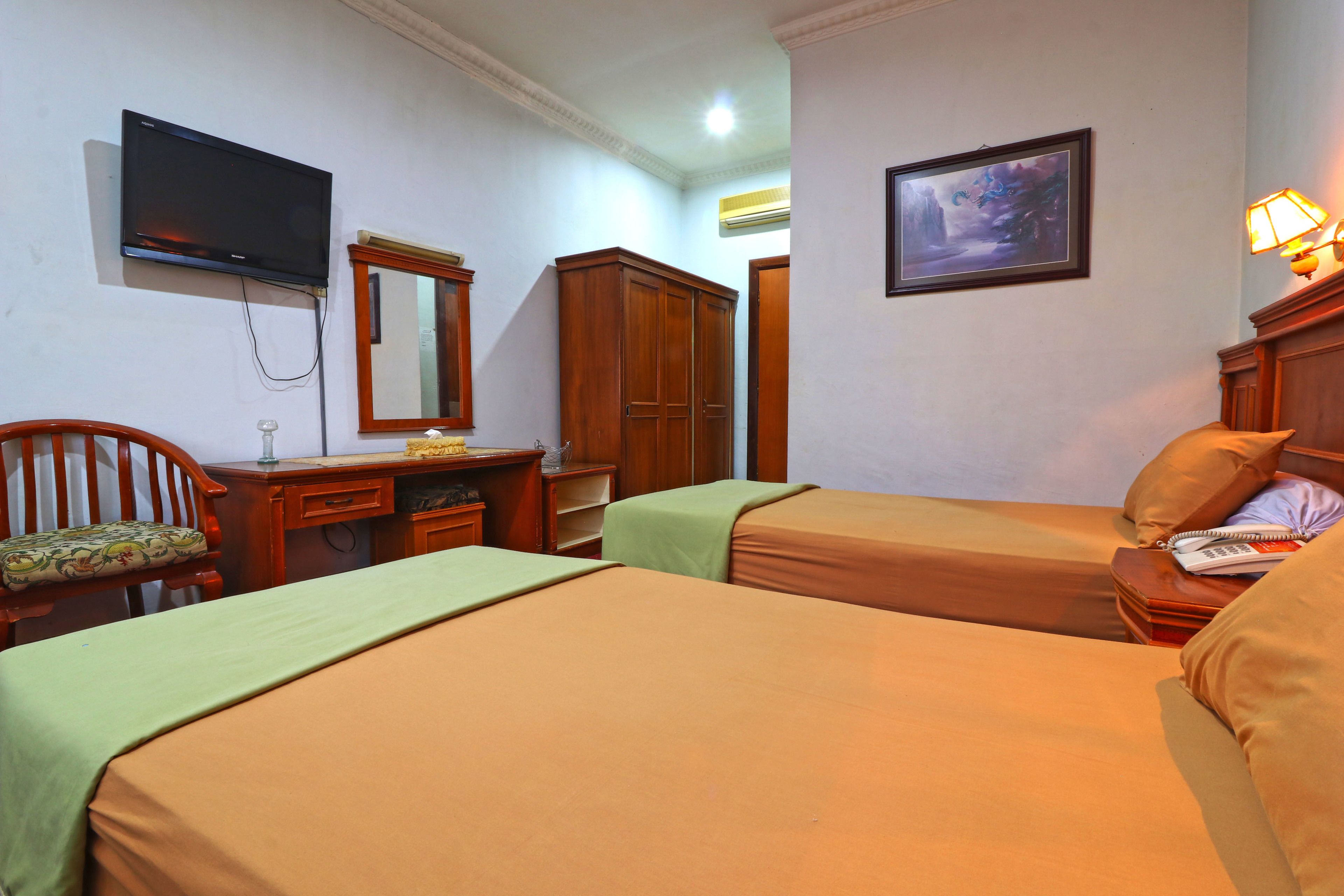 Kamar Deluks | Meja kerja, ruang kerja ramah laptop, Wi-Fi gratis, dan seprai linen