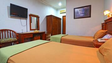 Kamar Deluks | Meja kerja, ruang kerja ramah laptop, Wi-Fi gratis, dan seprai linen