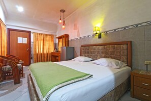 Deluxe Room | Desk, free WiFi, bed sheets - Hotel Melati (Medan)