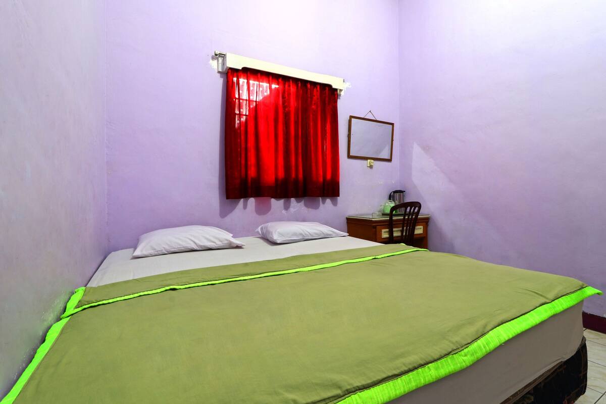 Desk, WiFi (free), bed sheets