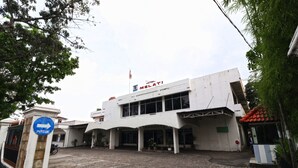 A two-story building with a sign reading "Hotel Melati." - Hotel Melati (Medan)