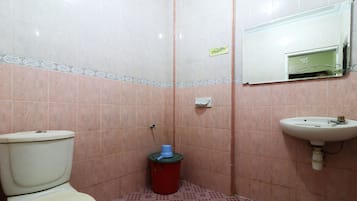 Standard Room | Bathroom | Shower, free toiletries, towels