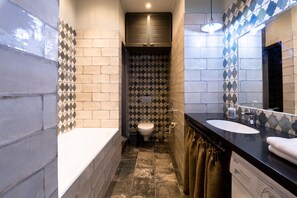 Combined shower/bathtub, hair dryer, slippers, bidet