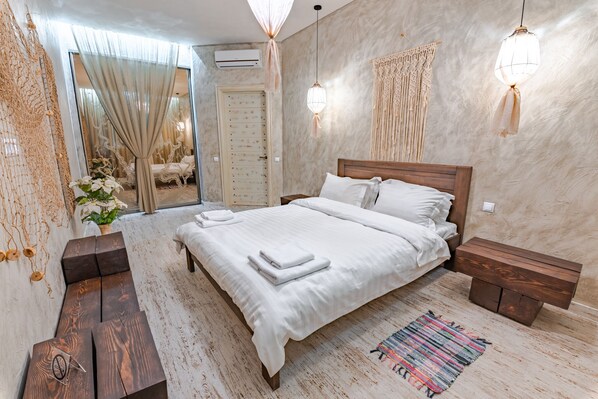 1 Schlafzimmer, Schreibtisch, schallisolierte Zimmer