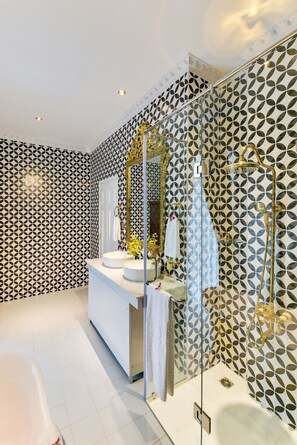 Suite | Bathroom | Shower, free toiletries, hair dryer, bathrobes