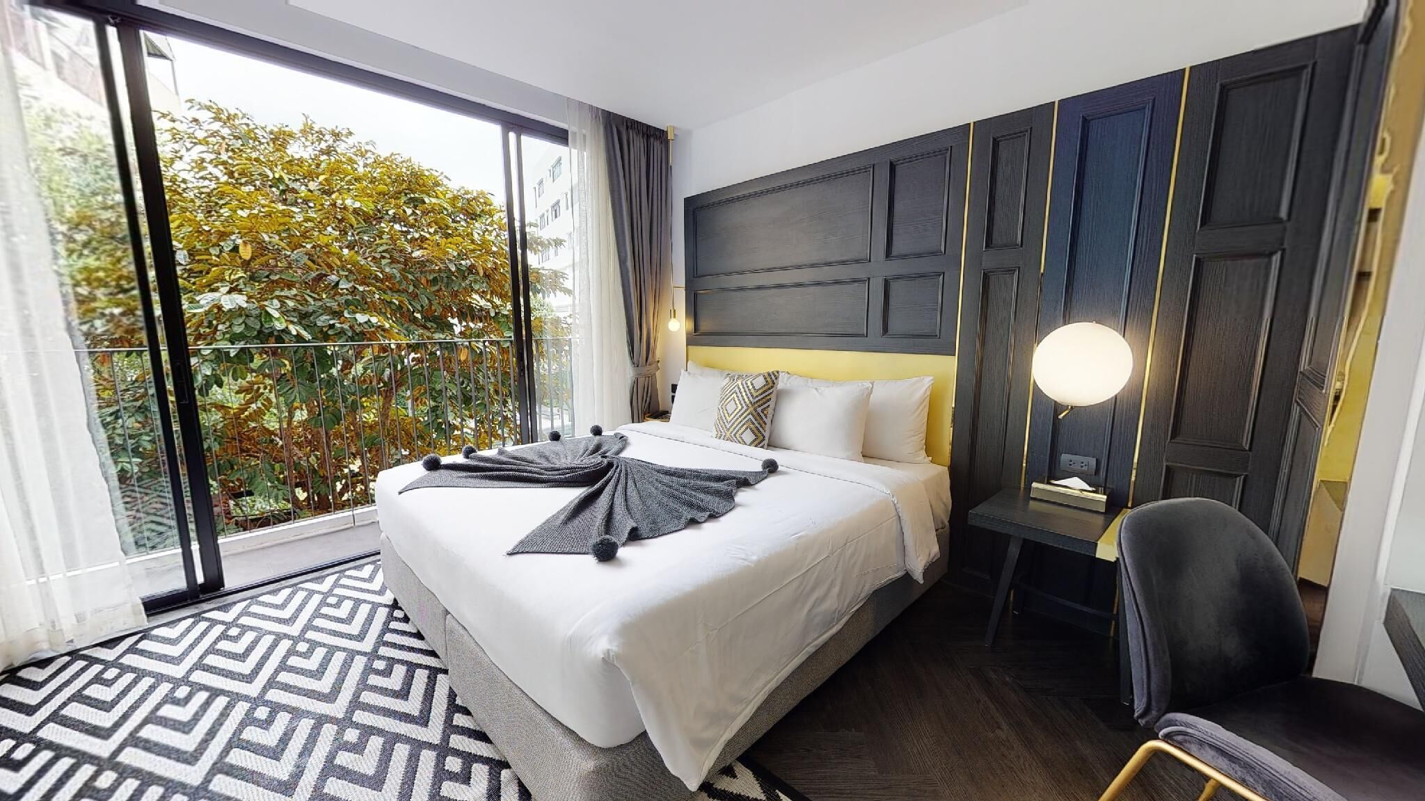 Habitació Deluxe, 1 llit de matrimoni gran, vistes a la piscina | Minibar amb articles gratuïts, caixa forta a l'habitació i escriptori 