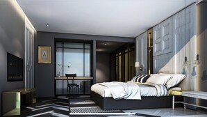 Un dormitorio moderno con una cama grande, un escritorio y una silla.
