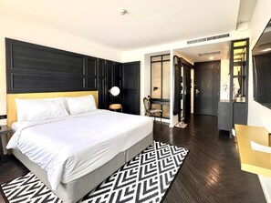 デラックス ルーム キングベッド 1 台 プールビュー | ミニバーのアイテム (無料)、セーフティボックス (室内)、デスク、ノートパソコン用作業スペース
