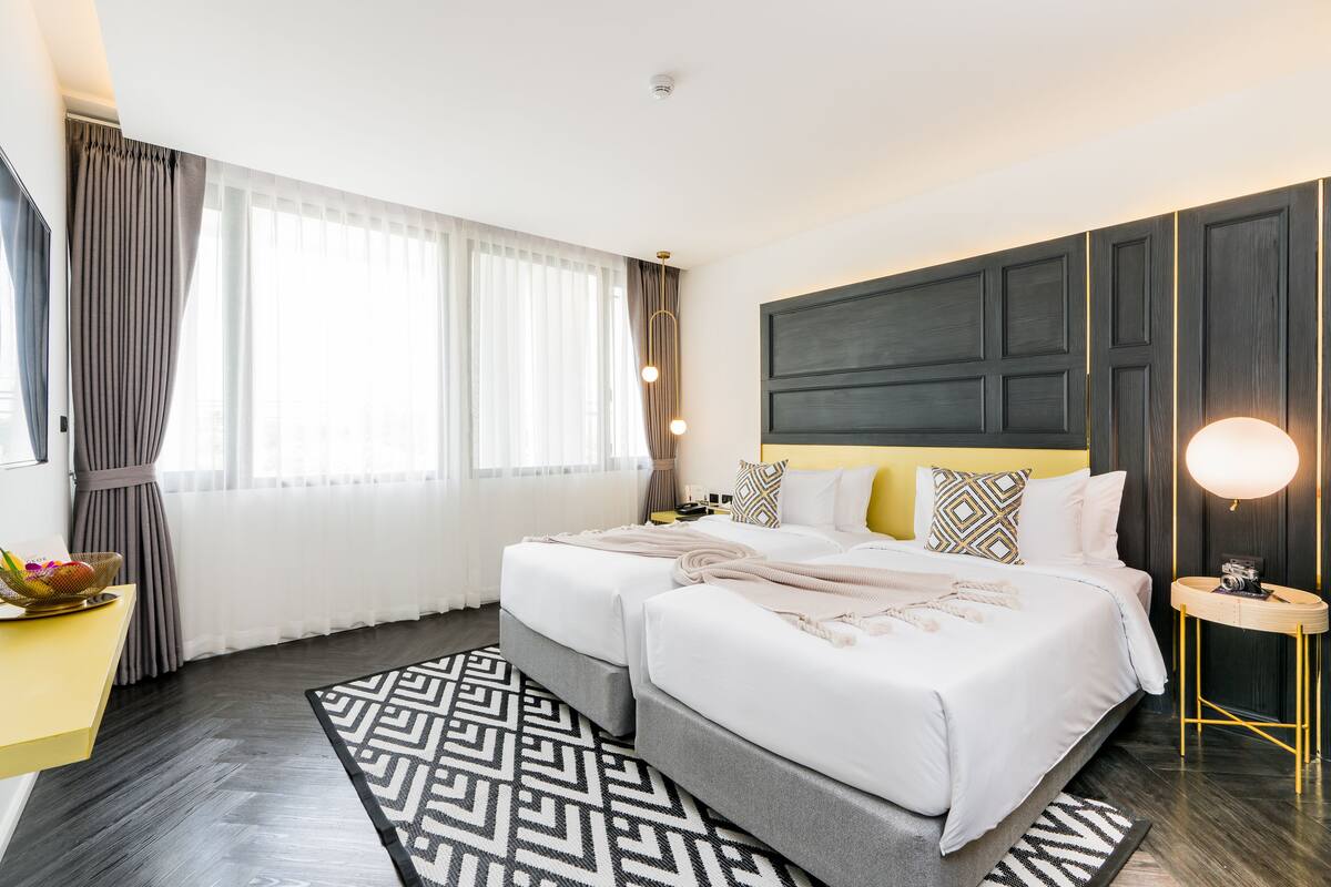 Deluxe Room, 2 Twin Beds, City View | Minibar (some free items), in-room safe, desk, laptop workspace