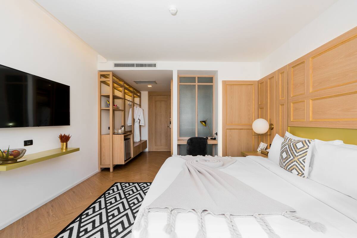 Deluxe Room, 1 King Bed, City View | Minibar (some free items), in-room safe, desk, laptop workspace