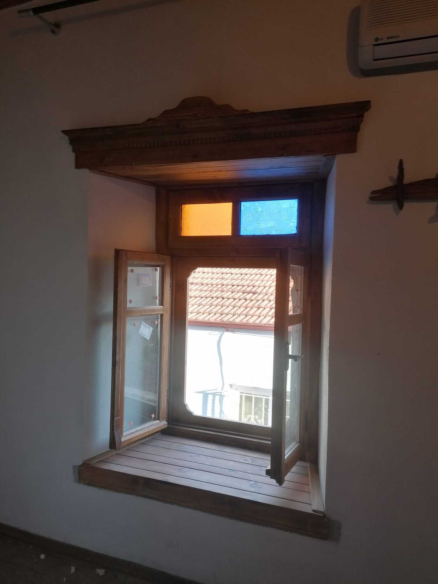 Una pequeña ventana con marco y repisa de madera.