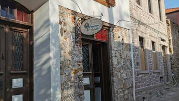 Mặt tiền nơi lưu trú - ban đêm