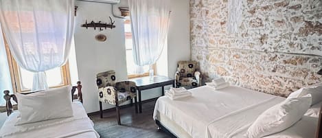 Habitación triple estándar, varias camas, para no fumadores | Ropa de cama hipoalergénica y camas Select Comfort