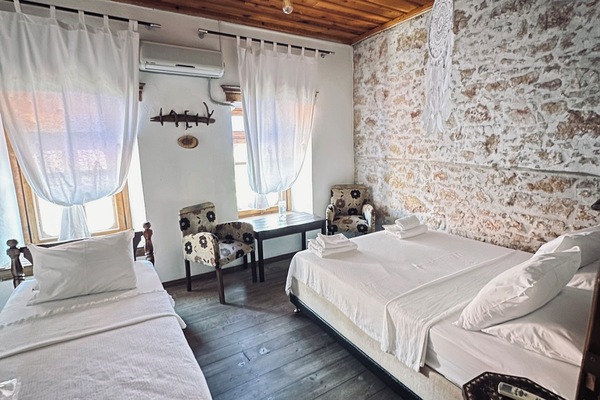 Standard Triple Room, Multiple Beds, Non Smoking | Hypo-allergenic bedding, Select Comfort beds, iron/ironing board